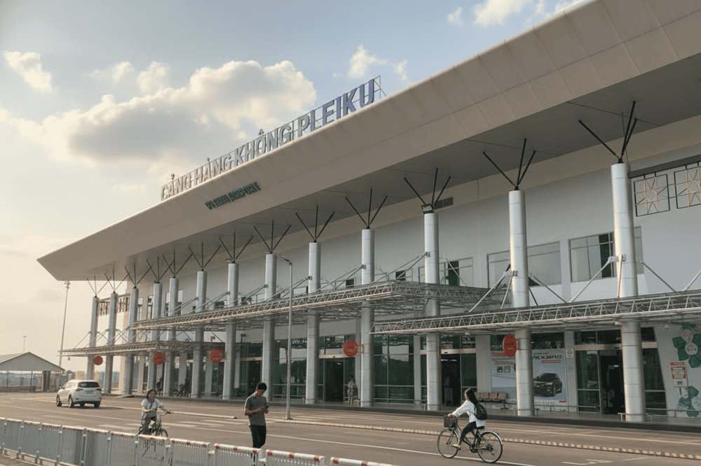 Sân bay Pleiku nằm cách trung tâm thành phố chỉ vài phút và dễ dàng di chuyển